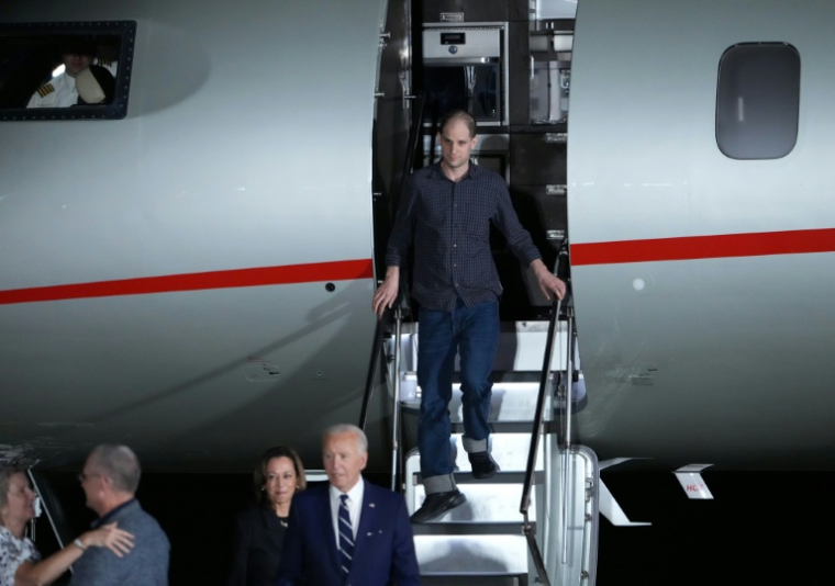Le journaliste américain Evan Gershkovich à sa descente sur le tarmac de Joint Base Andrews, dans le Maryland, le 3 août 2024, aux Etats-Unis ( GETTY IMAGES NORTH AMERICA / Andrew Harnik )