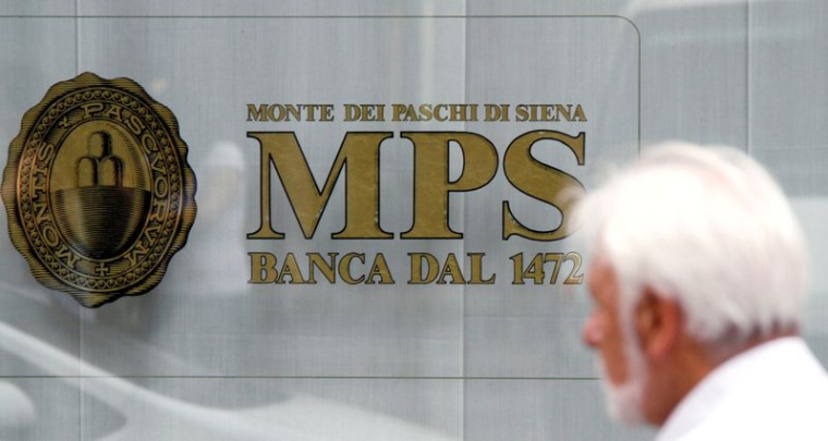 Photo d'archives d'un homme marchant devant la banque Monte Dei Paschi di Siena dans le centre de Milan