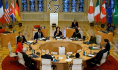 Des responsables assistent à une réunion lors de la conférence des ministres des Affaires étrangères du G7 à Münster, en Allemagne