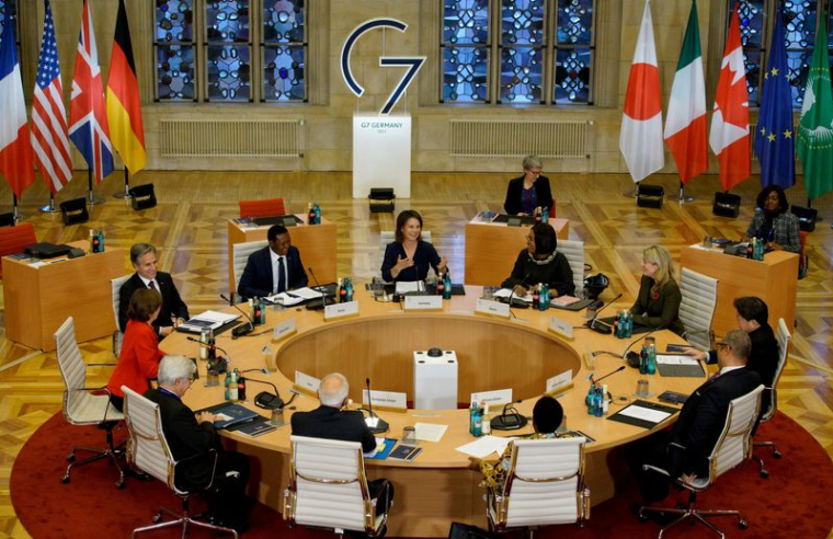 Des responsables assistent à une réunion lors de la conférence des ministres des Affaires étrangères du G7 à Münster, en Allemagne