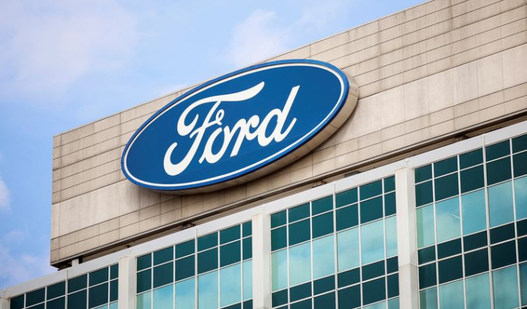 Logo Ford au siège de Ford Motor World à Dearborn, dans le Michigan