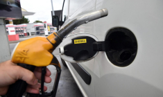 L'Union européenne a validé lundi la fin des moteurs à essence et diesel dans les voitures neuves à partir de 2035 ( AFP / REMY GABALDA )