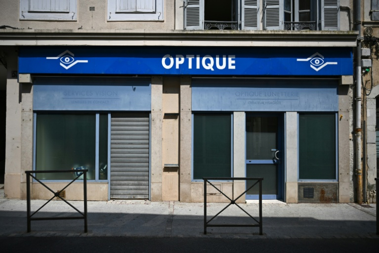 Un opticien fermé à Saint-Gaudens le 29 juillet 2026 ( AFP / Lionel BONAVENTURE )