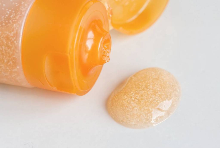 Cosmétiques : le danger du polyéthylène sur l'environnement et la santé