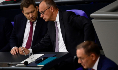 Lars Klingbeil et Friedrich Merz à Berlin, en Allemagne, le 24 juin 2025. ( AFP / JOHN MACDOUGALL )