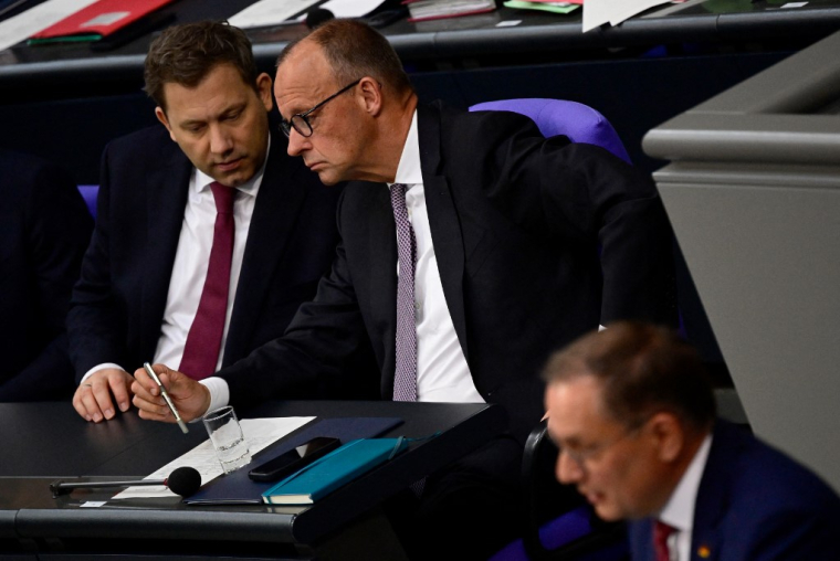 Lars Klingbeil et Friedrich Merz à Berlin, en Allemagne, le 24 juin 2025. ( AFP / JOHN MACDOUGALL )