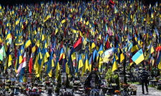 Le cimetière militaire Lychakiv, à Lviv, décoré de drapeaux ukrainiens, le dimanche de Pâques, le 20 avril 2025 ( AFP / YURIY DYACHYSHYN )