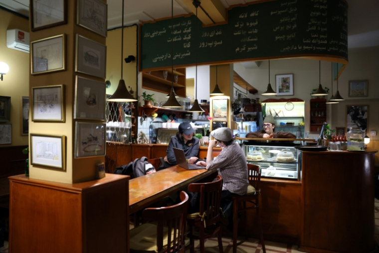 Des habitants de Téhéran, dans un café du centre-ville, le 29 mars 2026 ( AFP / - )