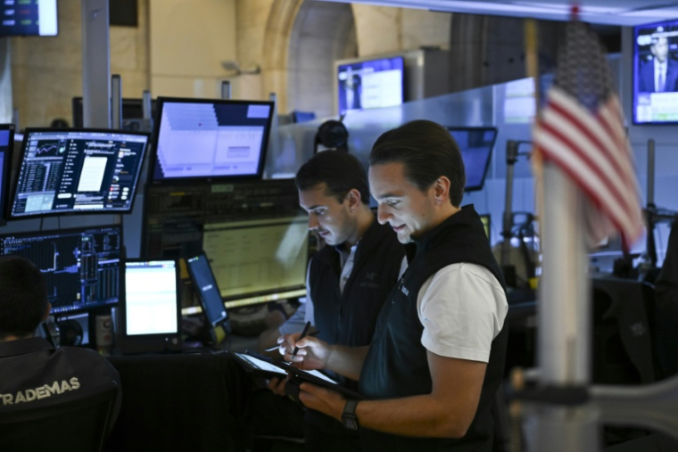 Des opérateurs à la Bourse de New York le 18 juillet 2025 ( AFP / ANGELA WEISS )