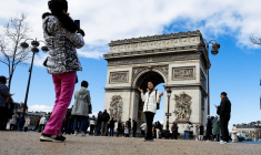 Des touristes chinois prennent des photos sur l'avenue des Champs Elysées, à Paris