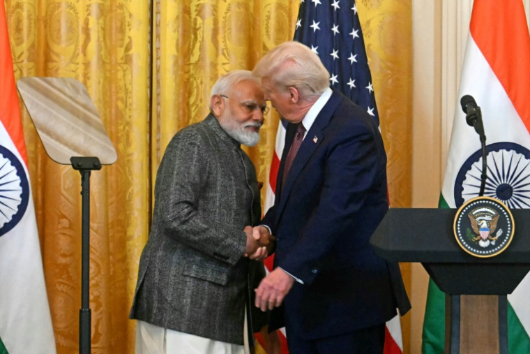 Le Premier ministre indien Narendra Modi (g) et le président américain Donald Trump lors d'une conférence de presse à la Maison Blanche, le 13 février 2025 à Washington ( AFP / Jim WATSON )
