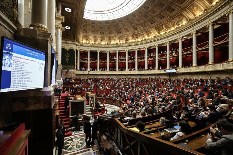 Selon l'amendement porté par le gouvernement "la progression de l'enveloppe dédiée aux établissements de santé "atteindra ainsi 3,2% en 2026, contre 2,4%" dans la copie initiale du projet de loi". ( AFP / THOMAS SAMSON )