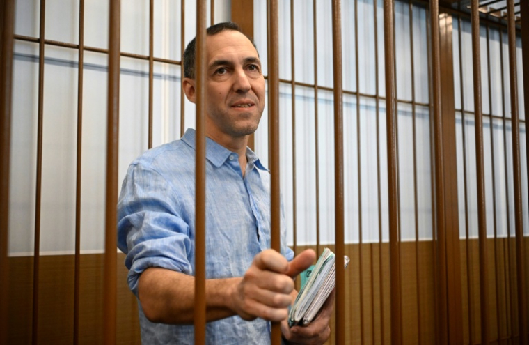 Le chercheur français Laurent Vinatier, dans la cage des accusés lors d'une audience au tribunal à Moscou, le 16 septembre 2024 ( AFP / Alexander NEMENOV )