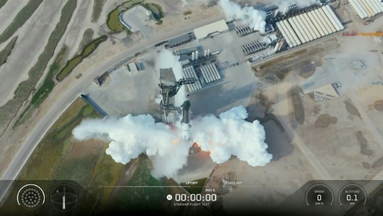 Image tirée d'une retransmission en direct de SpaceX montrant la fusée Starship au moment précis où son lancement depuis Starbase a été interrompu lors du 13e vol d'essai, à South Padre Island, le 16 juillet 2026 au Texas ( SPACEX / - )
