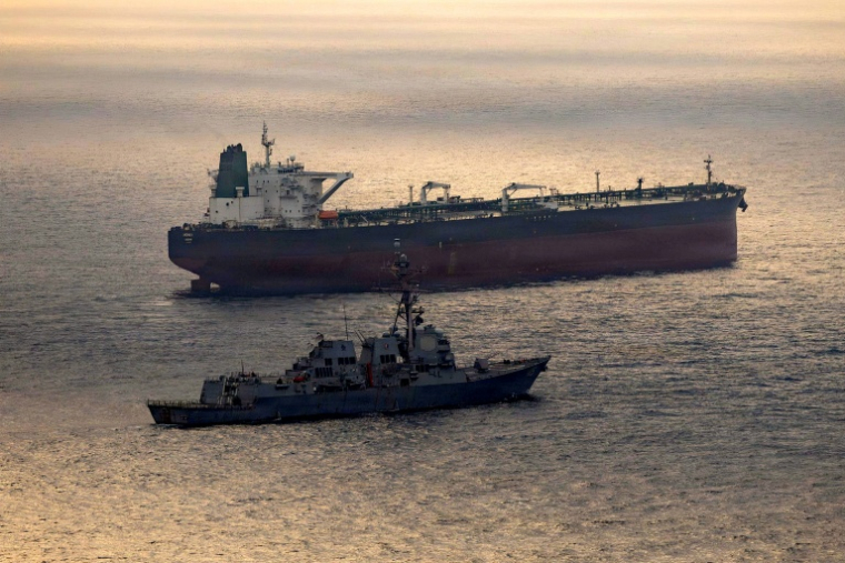 Navire pétrolier sous pavillon iranien et un navire de guerre américain, le 8 mai 2026.  ( US NAVY / - )