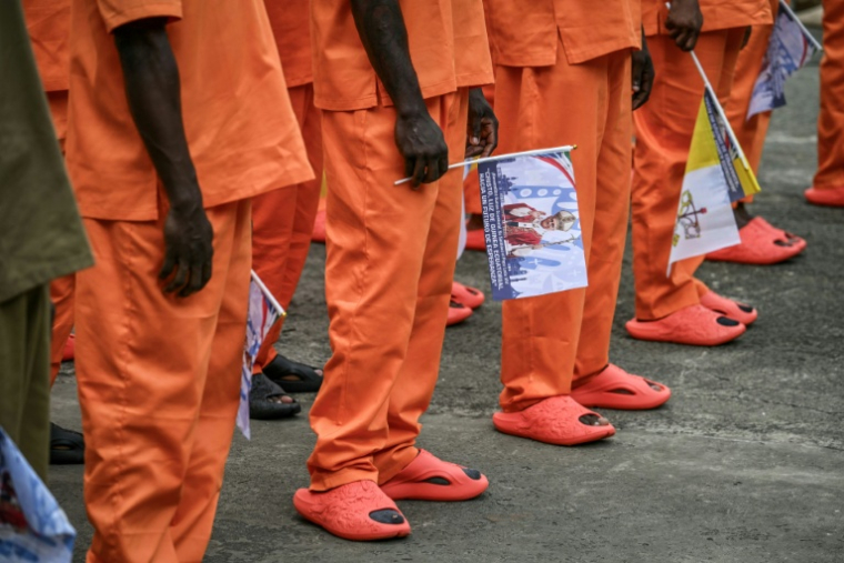 Les détenus de la prison de Bata, en Guinée Equatoriale, attendent l'arrivée du pape Léon XIV, le 22 avril 2026 ( AFP / Alberto PIZZOLI )