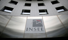 Le logo de l'Insee sur un immeuble de bureaux à Nantes