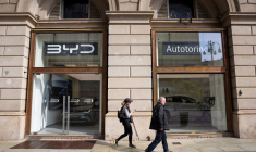 Des personnes marchent devant un magasin BYD Auto à Milan