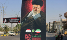 Un portrait du guide suprême iranien défunt Ali Khamenei, à la veille de son cortège funèbre dans la ville sainte de Kerbala, le 7 juillet 2026 en Irak ( AFP / AHMAD AL-RUBAYE )