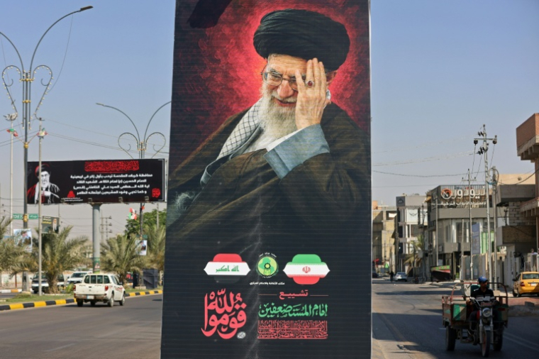 Un portrait du guide suprême iranien défunt Ali Khamenei, à la veille de son cortège funèbre dans la ville sainte de Kerbala, le 7 juillet 2026 en Irak ( AFP / AHMAD AL-RUBAYE )