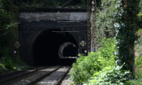 L'entrée d'un tunnel ferroviaire où deux adolescentes ont été tuées après avoir été heurtées par un train à Lormont, dans la banlieue de Bordeaux, le 28 août 2025 en Gironde ( AFP / Christophe ARCHAMBAULT )