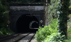 L'entrée d'un tunnel ferroviaire où deux adolescentes ont été tuées après avoir été heurtées par un train à Lormont, dans la banlieue de Bordeaux, le 28 août 2025 en Gironde ( AFP / Christophe ARCHAMBAULT )