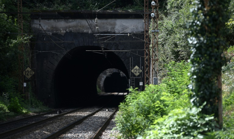 L'entrée d'un tunnel ferroviaire où deux adolescentes ont été tuées après avoir été heurtées par un train à Lormont, dans la banlieue de Bordeaux, le 28 août 2025 en Gironde ( AFP / Christophe ARCHAMBAULT )
