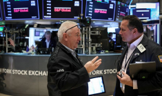 Des traders travaillent sur le parquet de la Bourse de New York