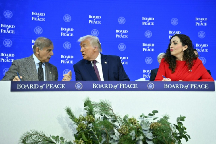 Le Premier ministre pakistanais Shehbaz Sharif (à gauche) discute avec Donald Trump, sous le regard de la présidente du Kosovo (à droite) lors d'une réunion du Conseil de Paix de Donald Trump, le 22 janvier 2026 à Davos ( AFP / Mandel NGAN )
