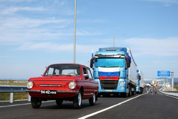 Image diffusée par le ministère russe des Transports montrant des véhicules russes franchissant le nouveau pont international routier entre la Russie et la Corée du Nord, au-dessus du fleuve Tumen, lors de son inauguration, le 7 septembre 2026 ( Russian Transport Ministry / Handout )