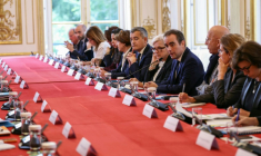 Le Premier ministre Sébastien Lecornu s'exprime face aux membres du gouvernement, le 13 octobre 2025 à Paris ( POOL / Alain JOCARD )