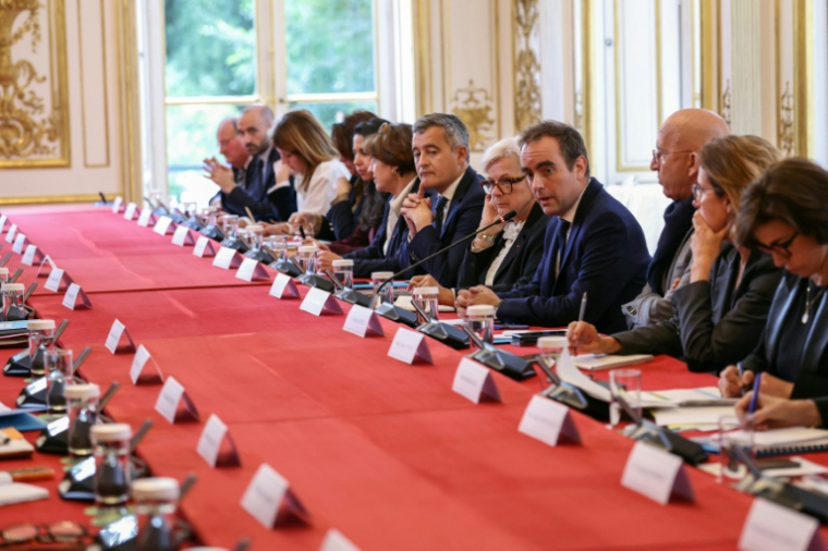 Le Premier ministre Sébastien Lecornu s'exprime face aux membres du gouvernement, le 13 octobre 2025 à Paris ( POOL / Alain JOCARD )