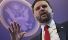 Le vice-président américain JD Vance à Budapest, le 8 avril 2026, au deuxième jour de sa visite en Hongrie ( POOL / Jonathan Ernst )