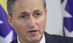 Denis Becirovic s'exprime lors d'une conférence de presse à Sarajevo