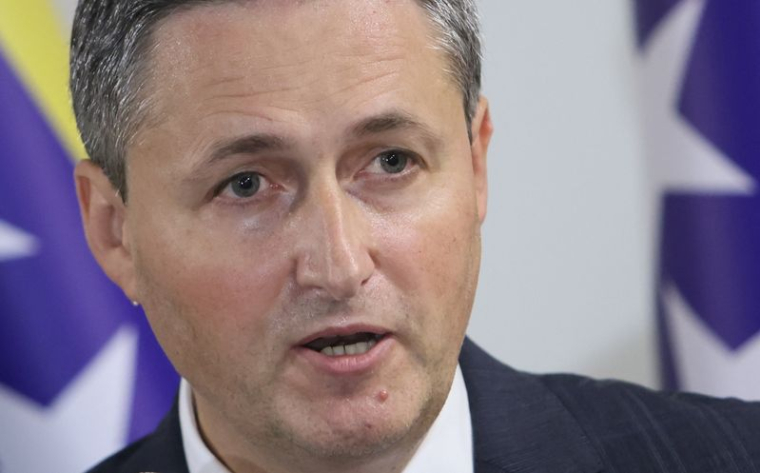 Denis Becirovic s'exprime lors d'une conférence de presse à Sarajevo