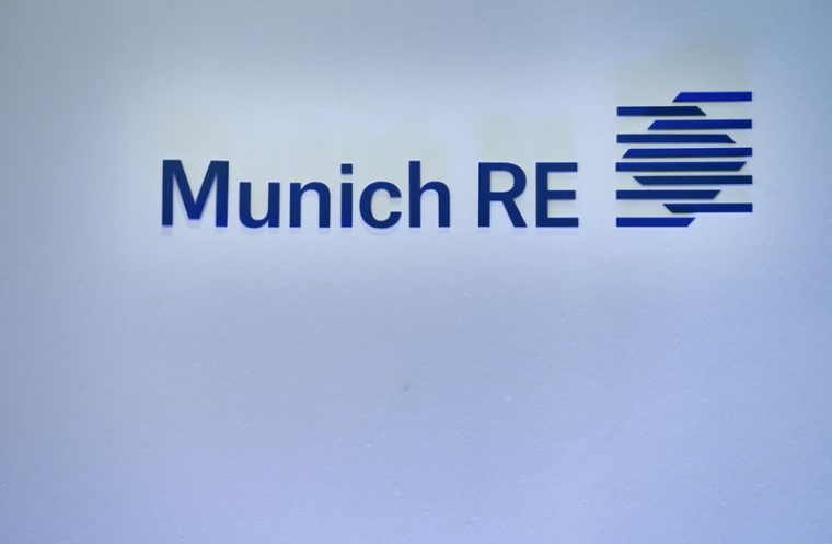 Le logo du réassureur allemand Munich Re est photographié avant la conférence de presse annuelle de la société à Munich