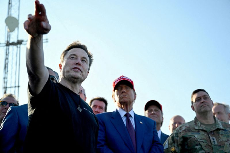 Elon Musk et Donald Trump observent le lancement du sixième vol d'essai du Starship de SpaceX