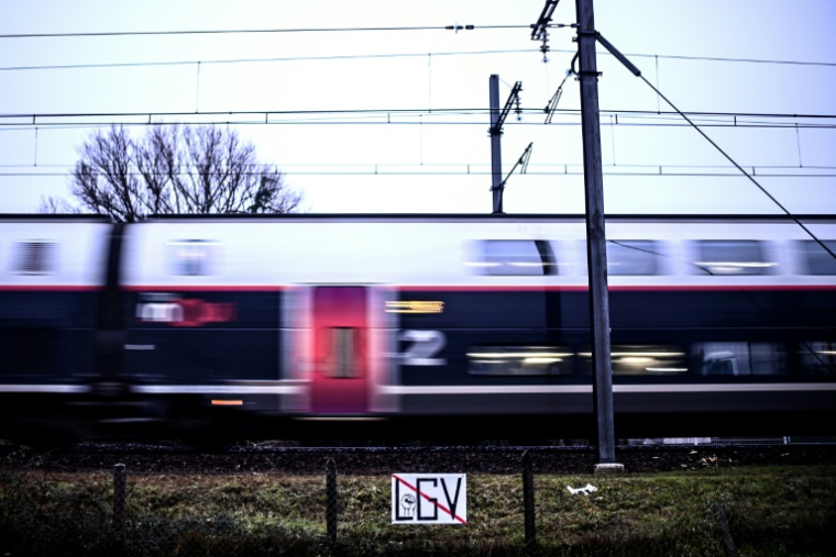 Un panneau contre le projet de ligne à grande vitesse du Sud-Ouest le 16 janvier 2024 à Saint-Medard-d'Eyrans ( AFP / Christophe ARCHAMBAULT )