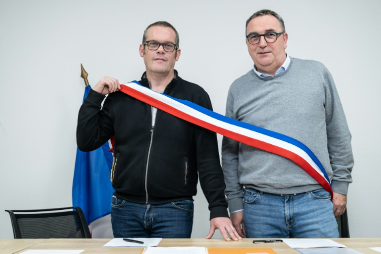 Arnaud Pageaud (D) et Jérome Squelard (G), les deux maires de la commune de Teillé, en Loire-Atlantique, le 10 février 2026 ( AFP / Sebastien Salom-Gomis )