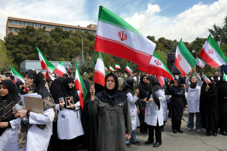 Des personnels de santé rassemblés devant l'hôpital Imam Khomeini de Téhéran pour protester contre les attaques menées par les États-Unis et Israël contre les établissements de santé, le 6 avril 2026 ( AFP / - )