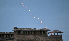 Des tirs de systèmes de défense antiaérienne à Kiev, en Ukraine. (illustration) ( AFP / SERGEI SUPINSKY )