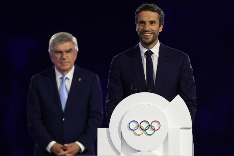 Tony Estanguet et Thomas Bach, président du CIO, le 11 août 2024, au Stade de France ( AFP / FRANCK FIFE )