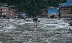 Un habitant marche dans une rue inondée de boue à Devighat, dans le district de Nuwakot au Népal, le 26 août 2026 ( AFP / PRAKASH MATHEMA )