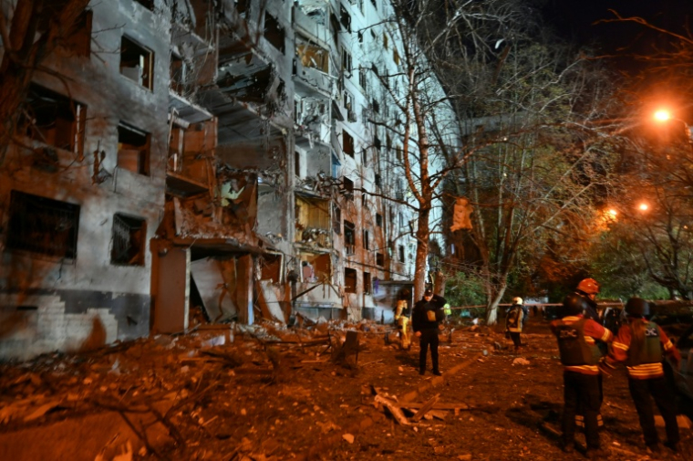 Les équipes de secours interviennent dans un immeuble résidentiel de plusieurs étages, endommagé à la suite d'une frappe aérienne russe sur Kharkiv, le 28 septembre 2026. ( AFP / SERGEY BOBOK )