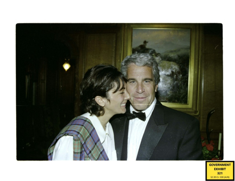 Image non-datée fournie par le tribunal fédéral du district sud de New York montrant l'ancienne mondaine Ghislaine Maxwell au côté du financier Jeffrey Epstein ( US District Court for the Southern District of New York / Handout )