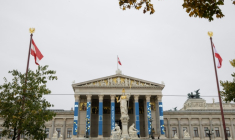 Les députés autrichiens doivent approuver jeudi l'interdiction du port du voile à l'école pour les filles de moins de 14 ans, une loi censée les protéger mais décriée par des juristes et les organisations de défense des droits ( AFP / Alex HALADA )