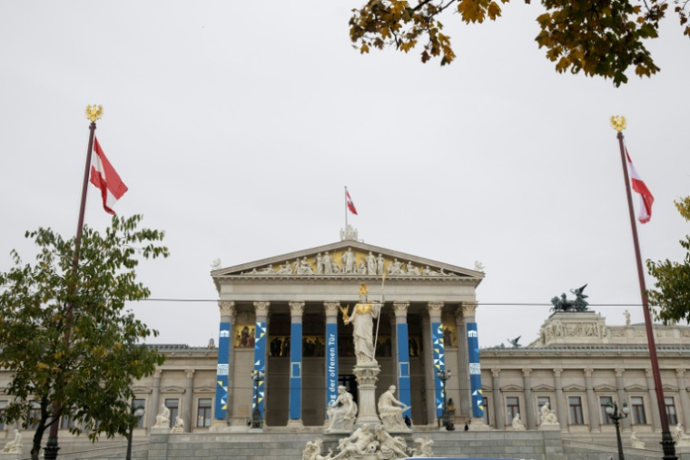 Les députés autrichiens doivent approuver jeudi l'interdiction du port du voile à l'école pour les filles de moins de 14 ans, une loi censée les protéger mais décriée par des juristes et les organisations de défense des droits ( AFP / Alex HALADA )