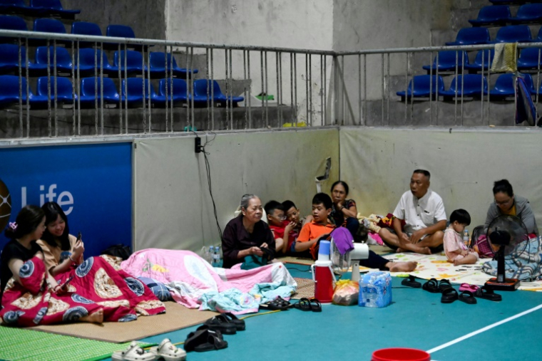Des habitants abrités dans un gymnase à Vinh, ville côtière de la province de Nghe An, avant l'arrivée du typhon Kajiki, le 25 août 2025 au Vietnam ( AFP / Nhac NGUYEN )