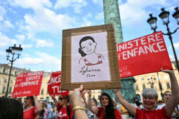 Manifestation devant le ministère de la Justice, place Vendôme à Paris, pour réclamer une loi contre les violences faites aux mineurs après le décès de la collégienne Lyhanna, le 29 juin 2026 ( AFP / Julie SEBADELHA )