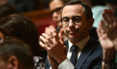 Le président du groupe LR au sénat, Bruno Retailleau le 2 mars 2023. ( AFP / Christophe ARCHAMBAULT )